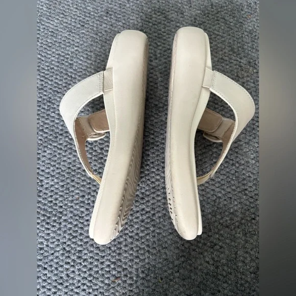 Vionic Sandals. - Picture 3 of 4